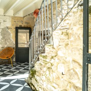 Ingang naar centrale met trap voor de gites behalve Olive